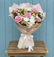 Букет цветов из:  Гвоздики, Орхидеи и Розы в Актаныш