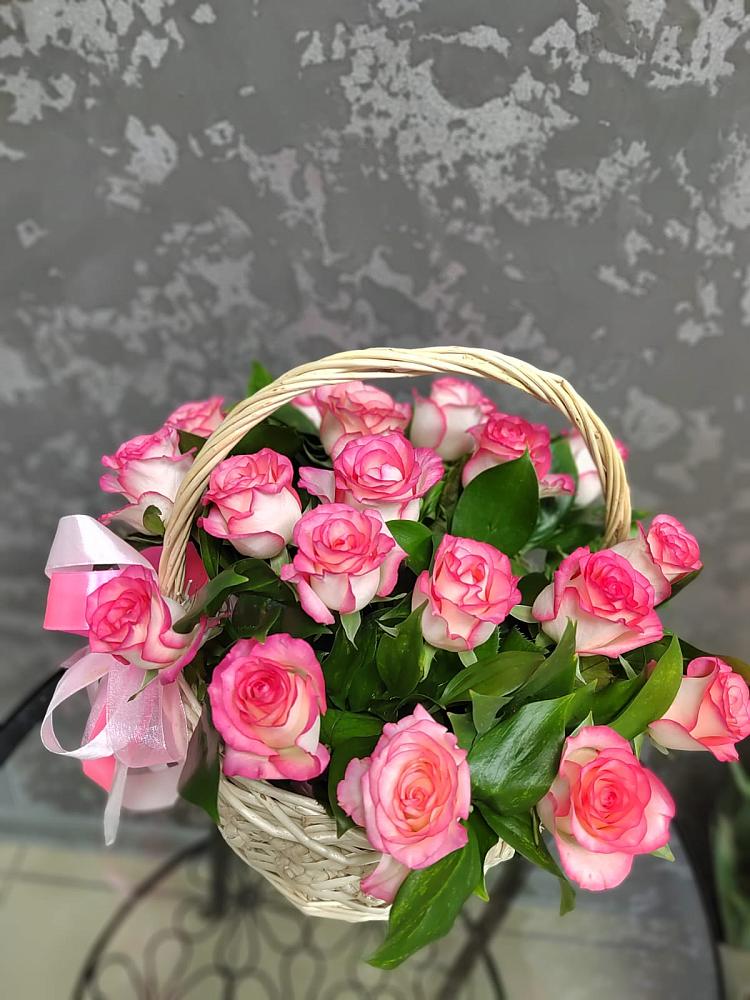 Цветочная композиция из Розы в корзине в Актаныш