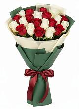Букет Микс из красных и белых роз в Актаныш