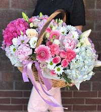 Композиция солнечный день в Актаныш Цветочная композиция из Розы, Хризантемы, Пионы и Лизиантусы в корзине в Актаныш