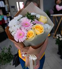 Букет цветов из:  Герберы, Розы и Хризантемы в Актаныш