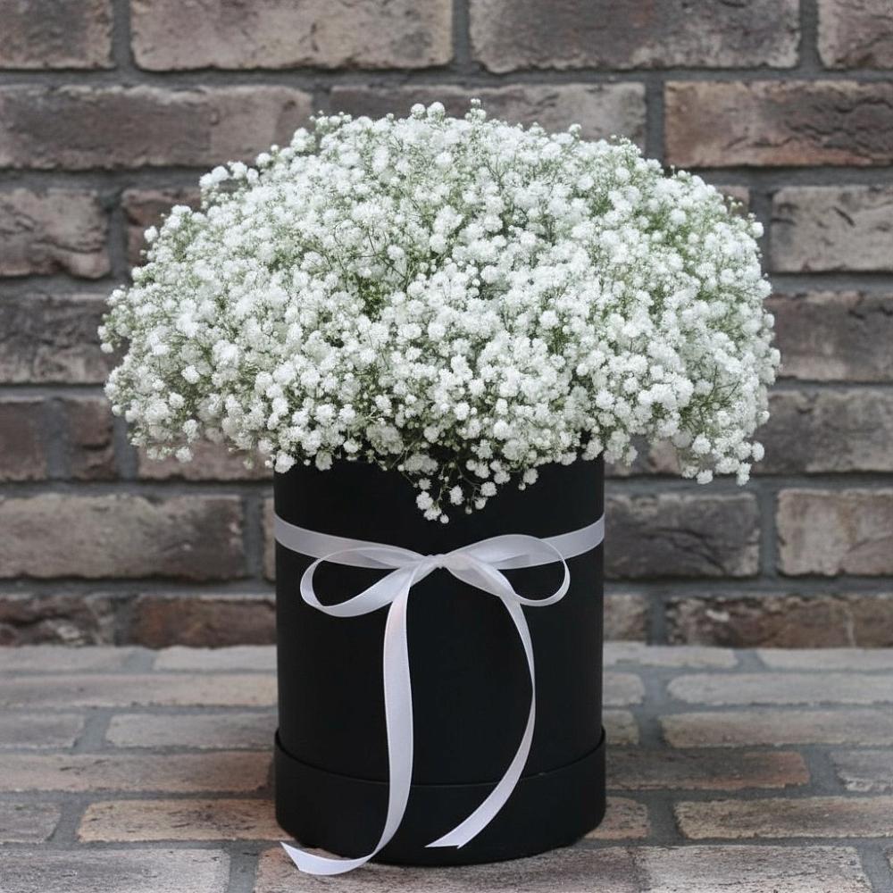 Цветочная композиция из Гипсофила в шляпной коробке в Актаныш