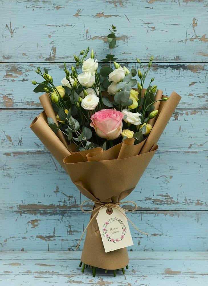 Букет цветов из: Розы и Лизиантусы в Актаныш