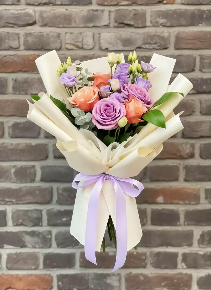 Букет цветов из: Лизиантусы и Розы в Актаныш