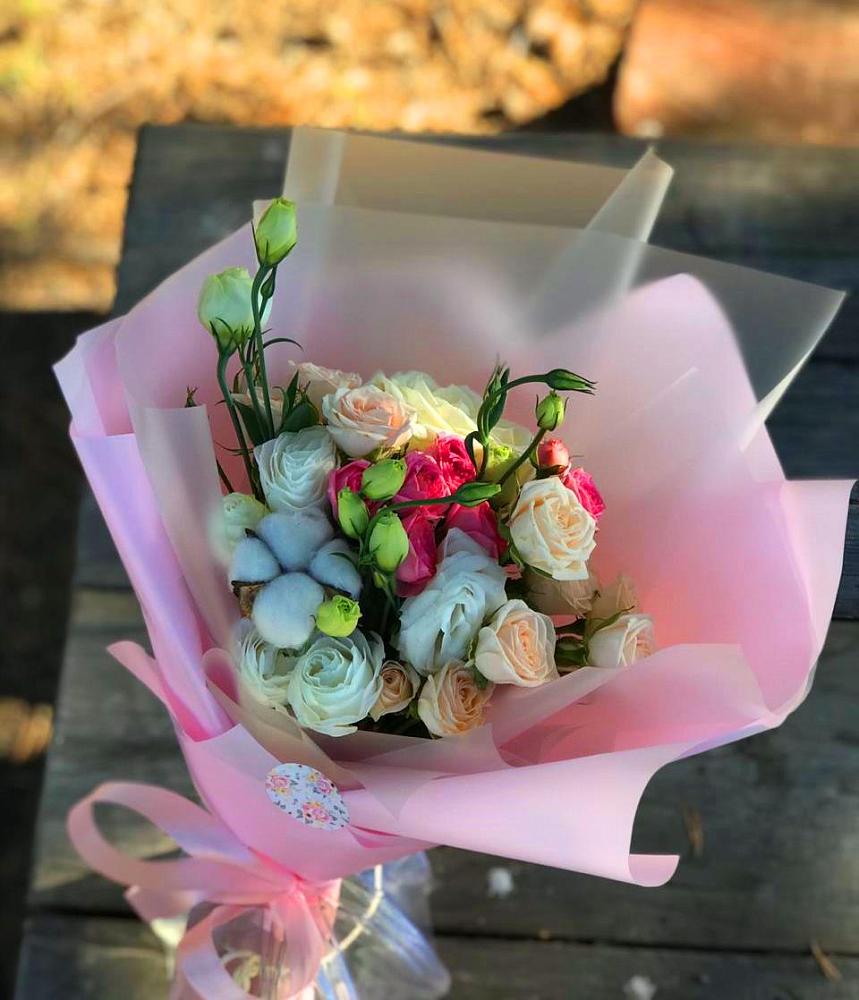 Букет цветов из: Розы и Лизиантусы в Актаныш