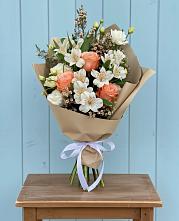 Букет цветов из:  Альстромерии, Лизиантусы, Розы и Хризантемы в Актаныш