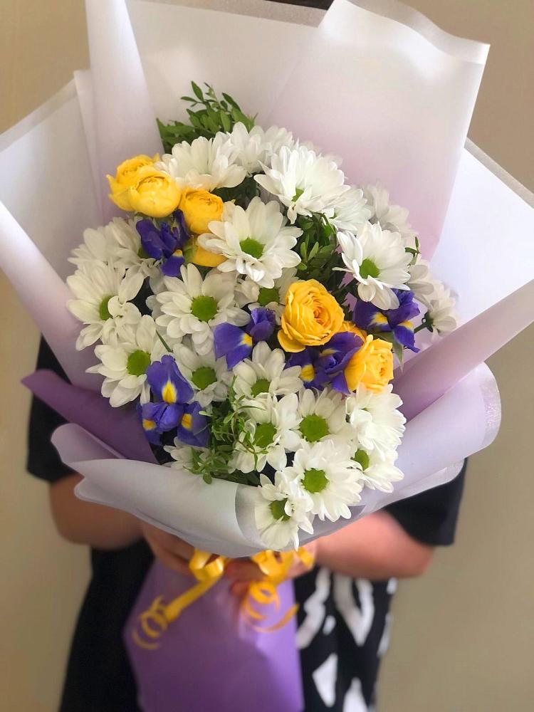 Букет цветов из: Ирисы, Хризантемы и Розы в Актаныш