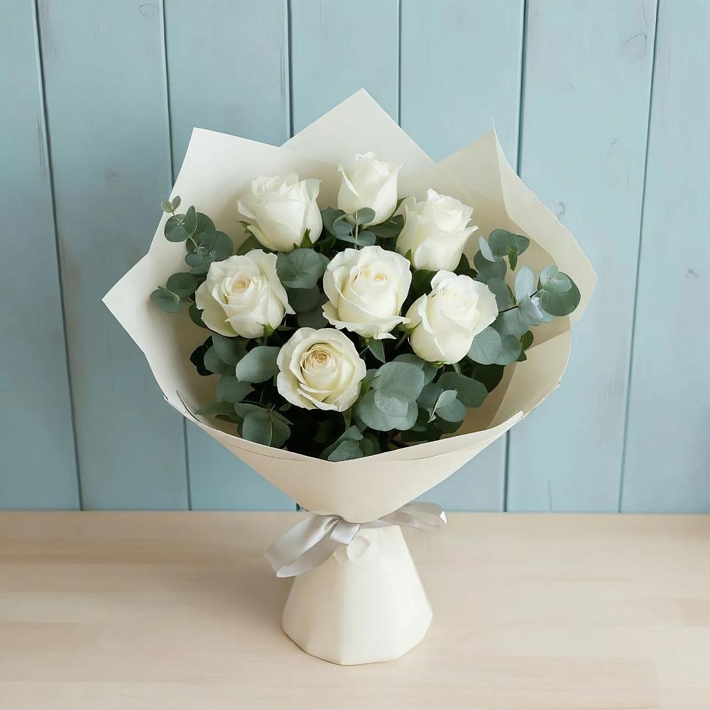 Букет Белые розы в Эвкалипте в Актаныш