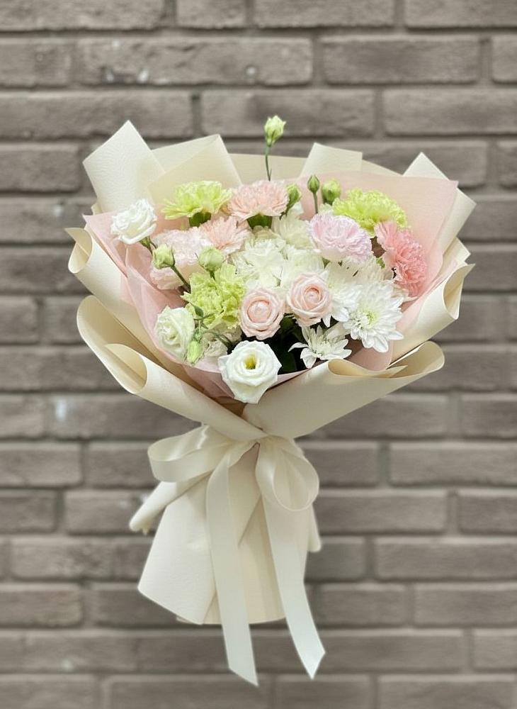 Букет цветов из: Гвоздики, Розы, Лизиантусы и Хризантемы в Актаныш