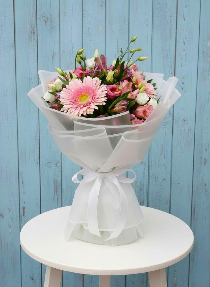 Букет цветов из: Герберы, Альстромерии и Лизиантусы в Актаныш