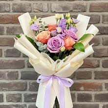 Букет цветов из:  Лизиантусы и Розы в Актаныш