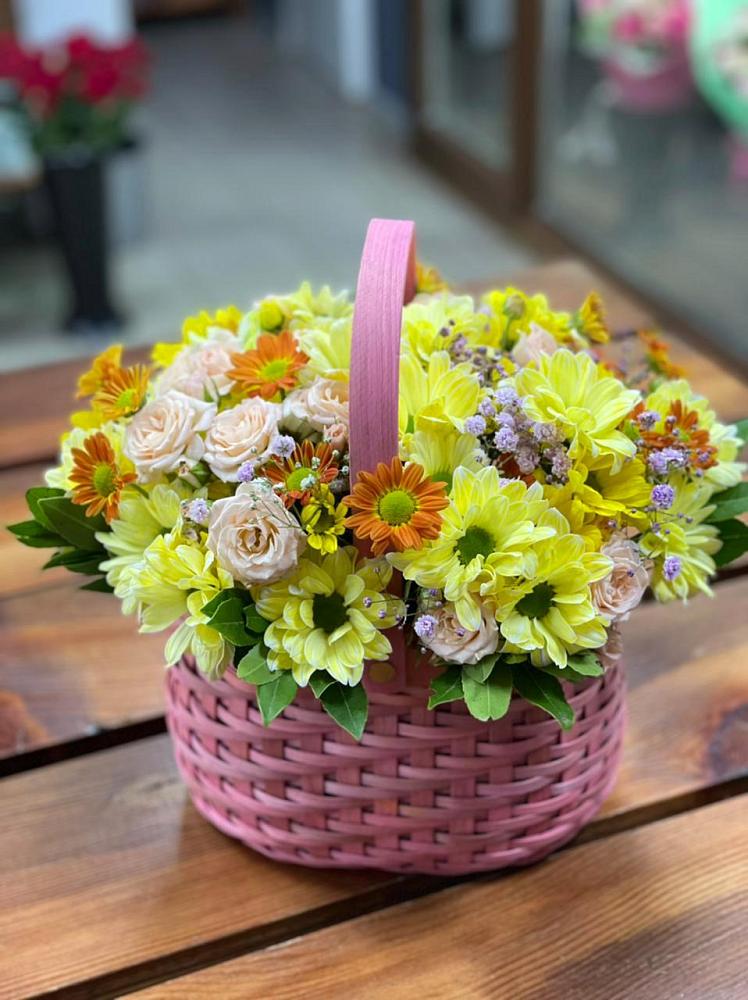 Цветочная композиция из Хризантемы и Розы в корзине в Актаныш