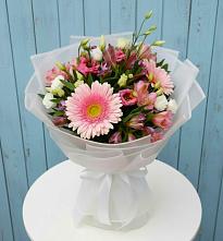 Букет цветов из:  Герберы, Альстромерии и Лизиантусы в Актаныш
