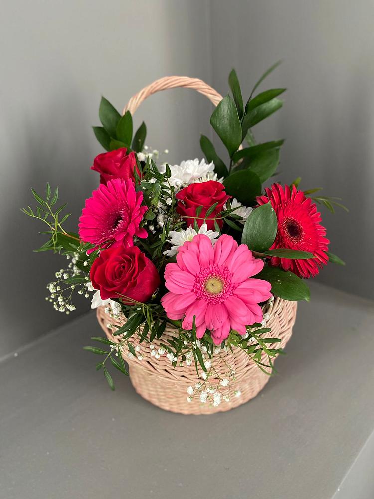 Цветочная композиция из Розы, Хризантемы и Герберы в корзине в Актаныш
