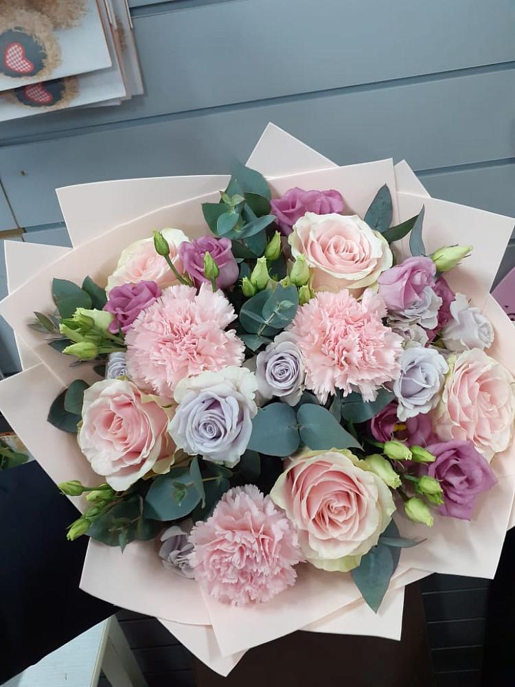 Букет цветов из: Розы, Гвоздики и Лизиантусы в Актаныш