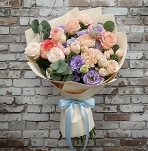 Букет цветов из:  Розы, Лизиантусы и Гвоздики в Актаныш