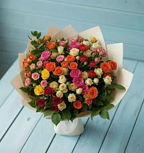 Букет Микс из разноцветных кустовых роз в Актаныш