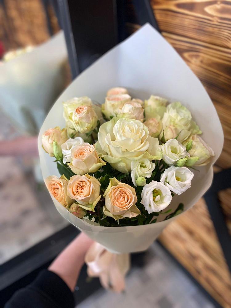 Букет цветов из: Розы и Лизиантусы в Актаныш